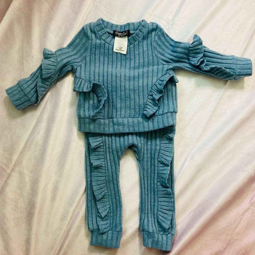 Hi, I am selling a beautiful two piece 12M set for toddlers worn only twice.